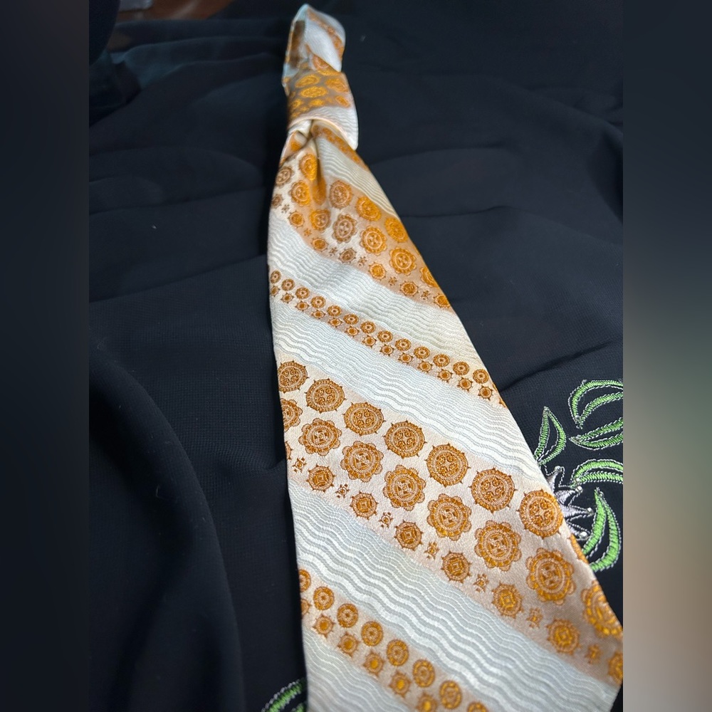 VTG white and gold Wide Fancy Tie, unbranded.